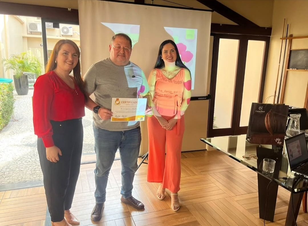 Entrega de certificado em treinamento corporativo