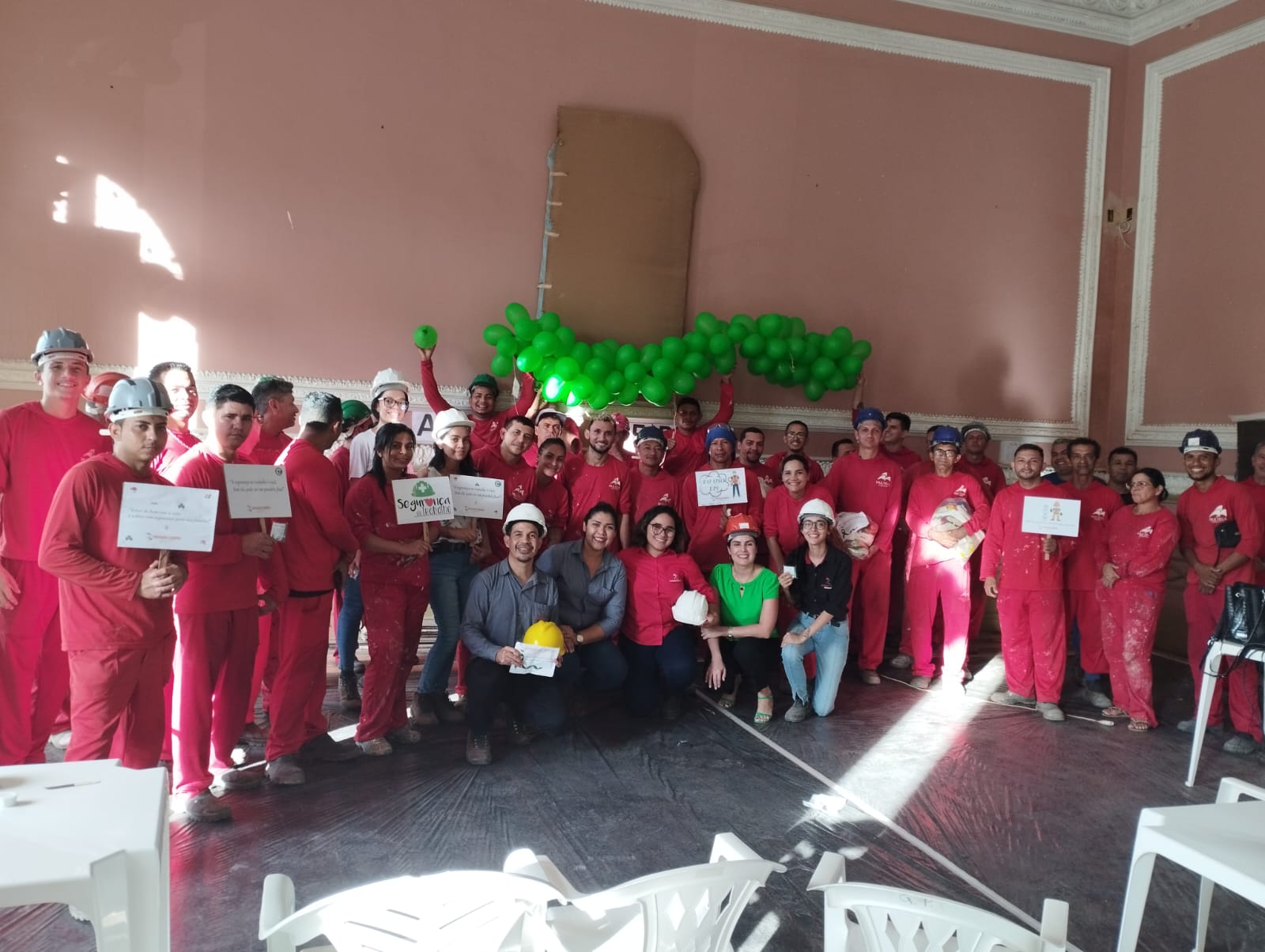 Grande grupo reunido em encerramento de projeto