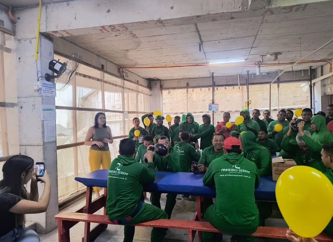 Dinâmica em campo com colaboradores usando roupas verdes e balões amarelos