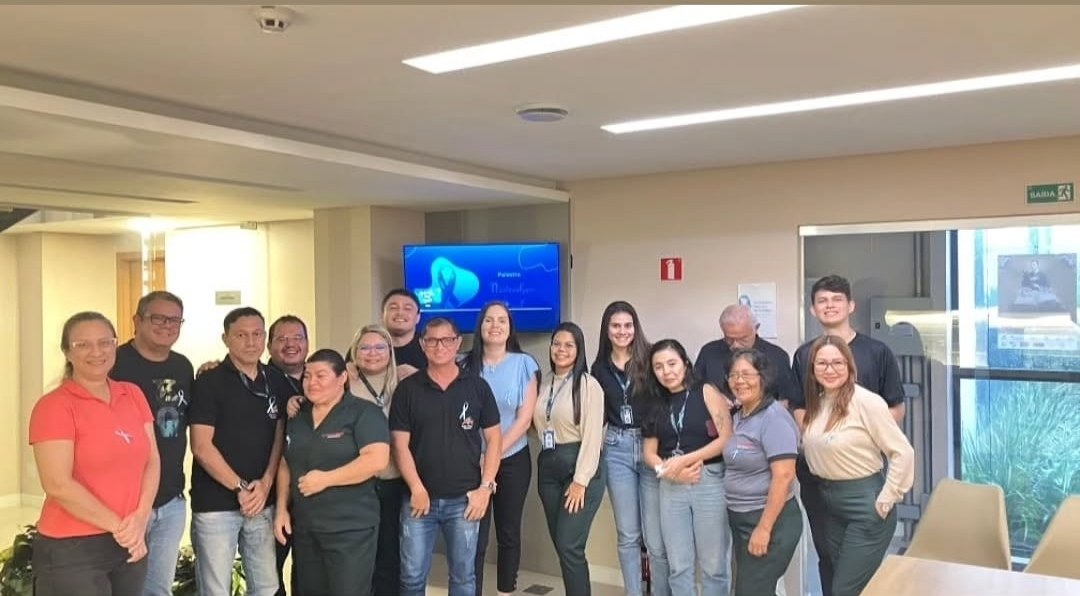 Equipe reunida em ambiente interno para registro institucional