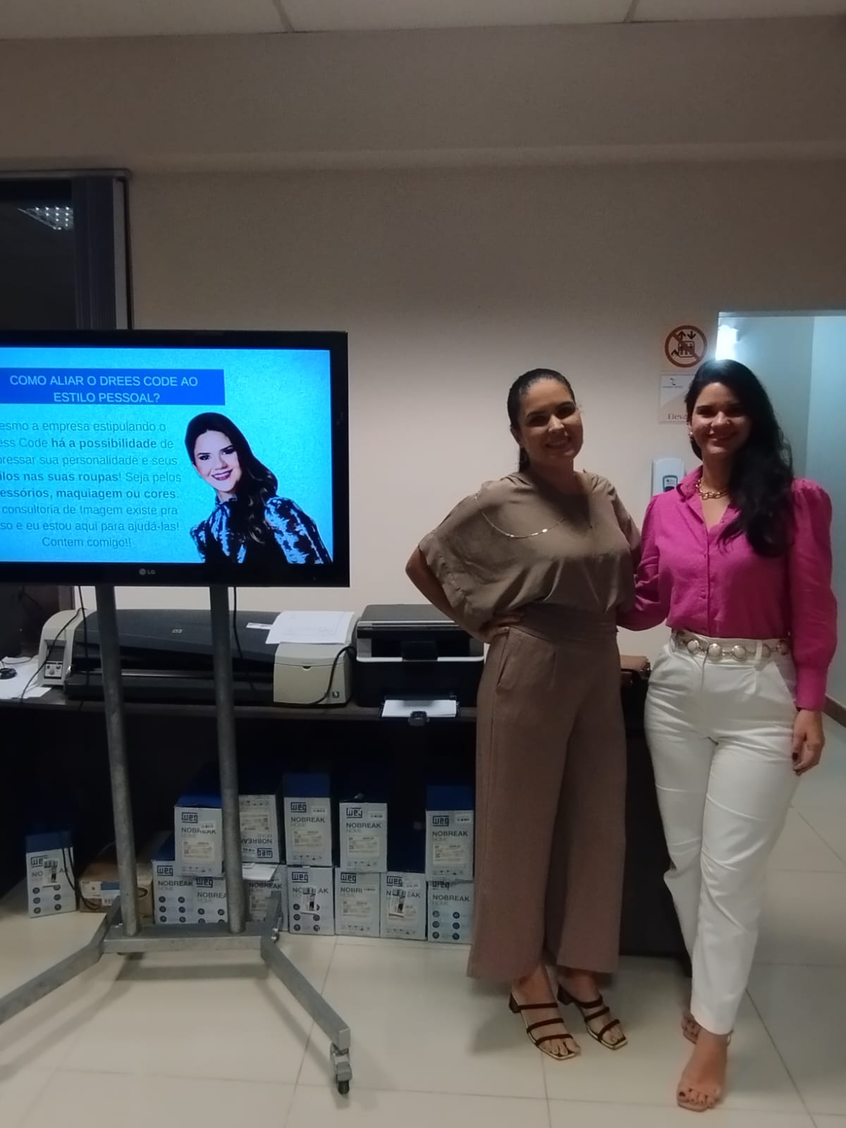 Apresentação em ambiente corporativo com telão