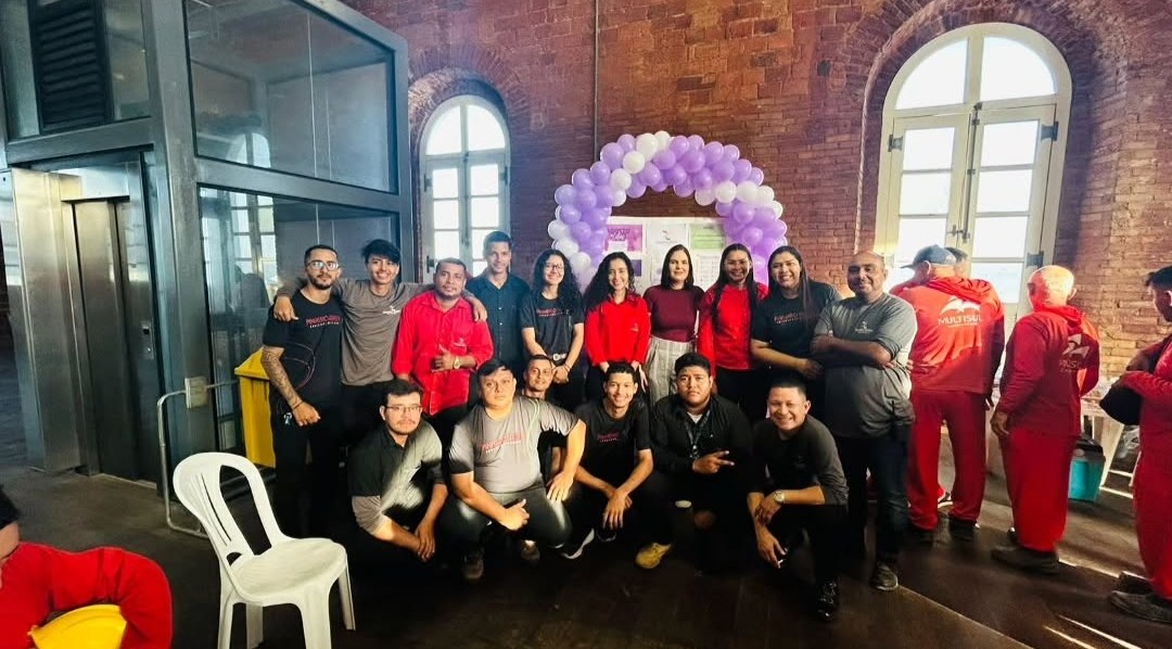 Grupo reunido em galpão histórico durante ação corporativa