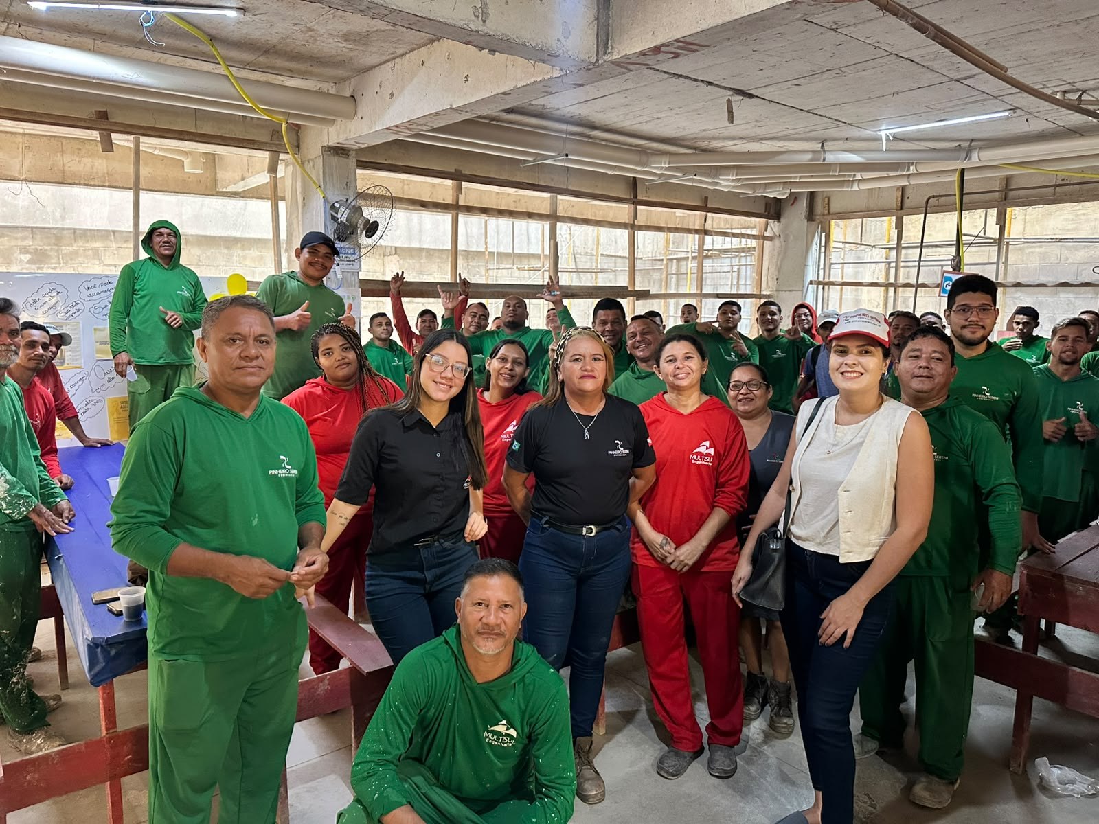 Grupo misto de colaboradores reunido em ambiente operacional