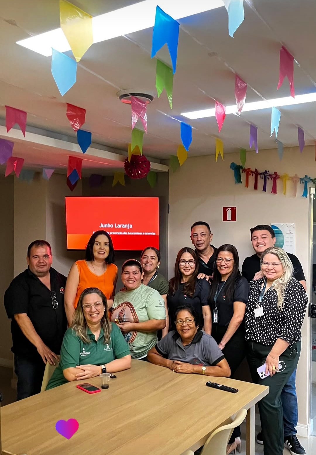 Grupo reunido em campanha Junho Laranja