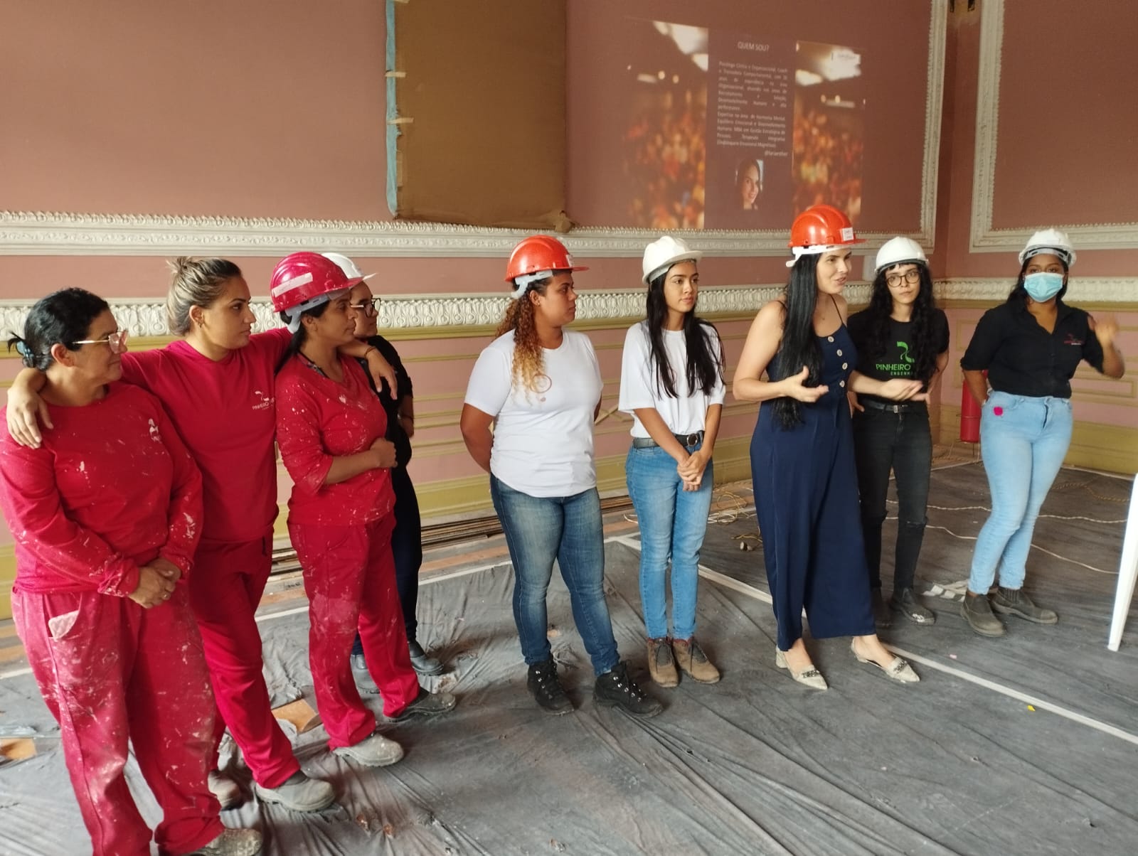Equipe reunida em programa interno com capacetes