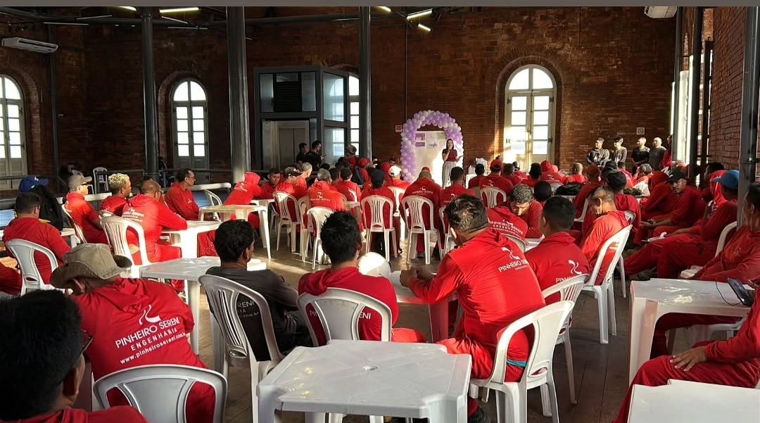 Palestra para grande grupo de colaboradores em ambiente de operação