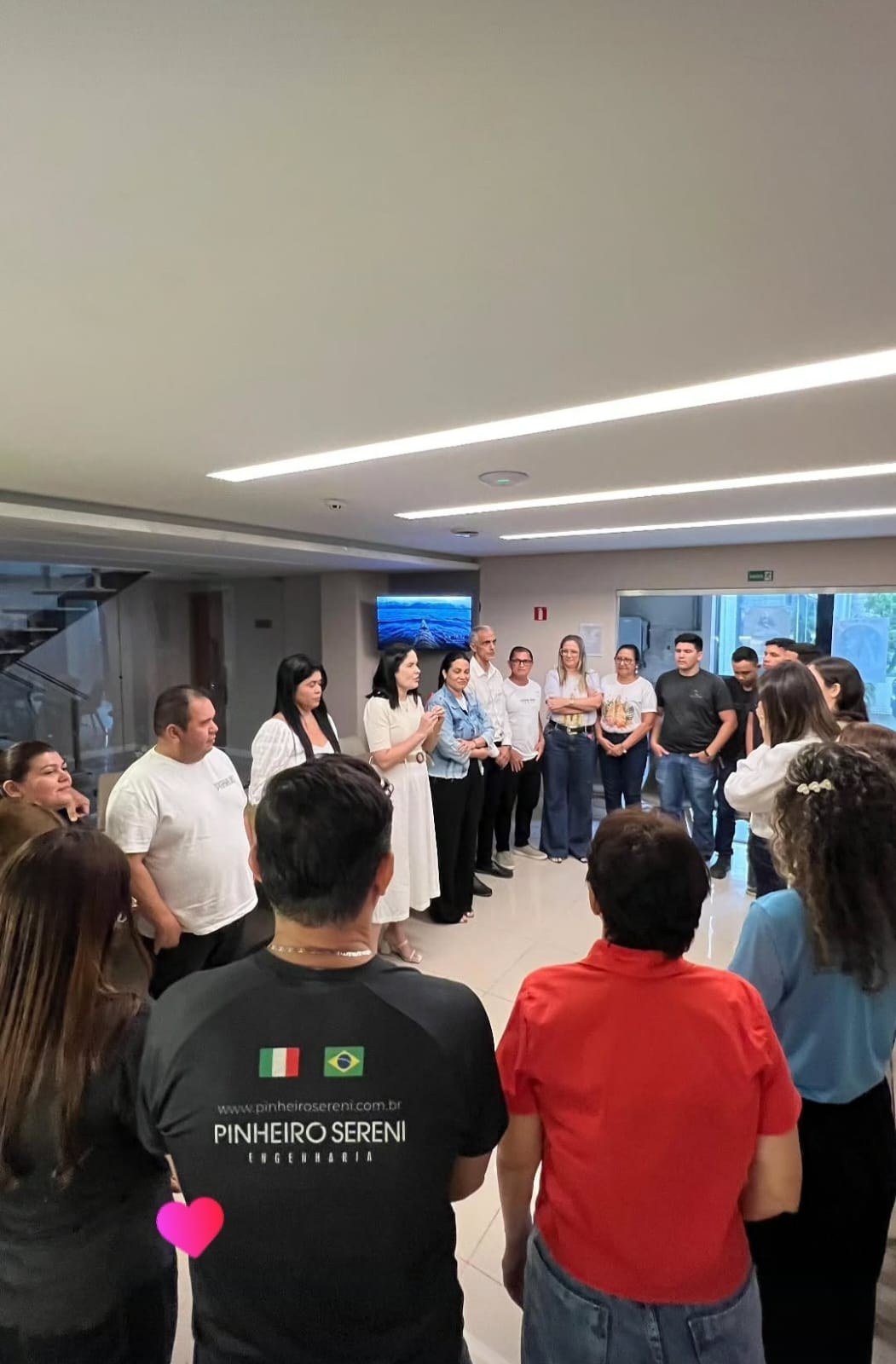 Roda de conversa e alinhamento com equipe em ambiente corporativo