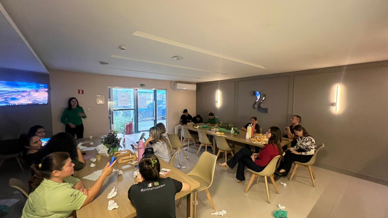 Treinamento corporativo em sala com participantes sentados