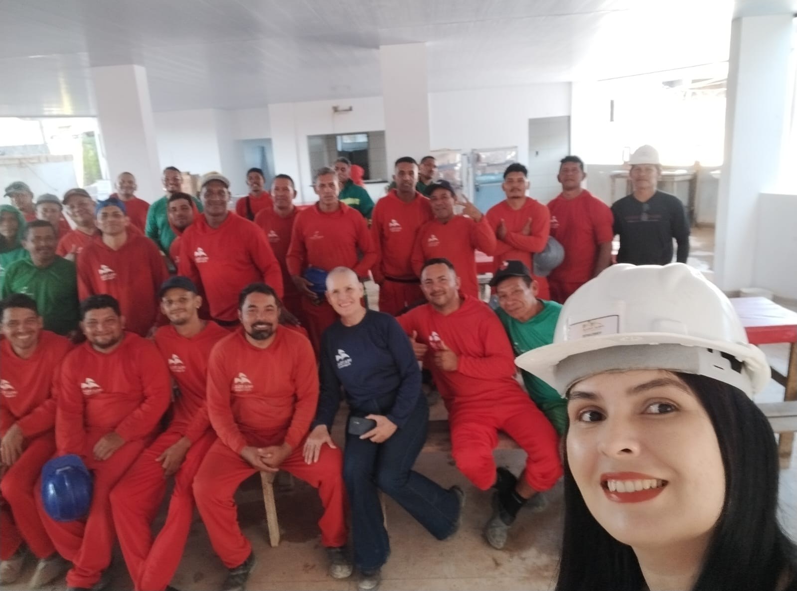 Registro em selfie com equipe operacional em ambiente de obra