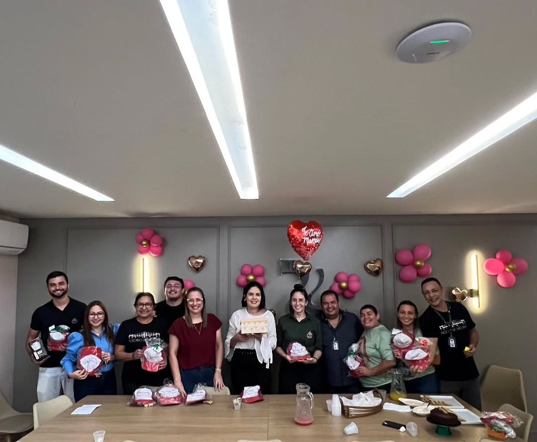 Equipe reunida em ação de reconhecimento e valorização interna