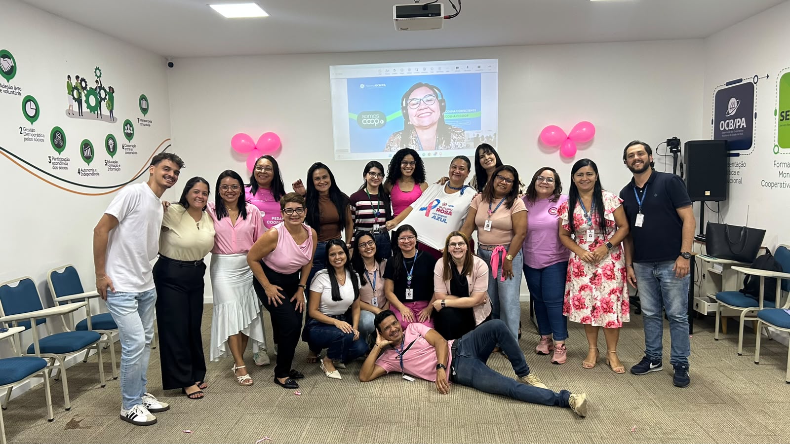 Equipe do SESCOOP/PA reunida em ação do Outubro Rosa 2026